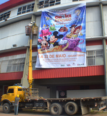 Instalação de banner com caminhao muck