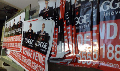 Banner e faixas para venda de imóvel. Aluga-se ou vende-se